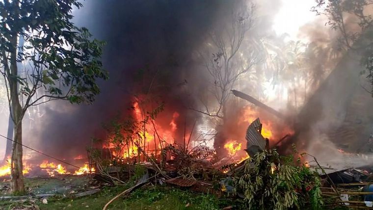 Un avión militar se estrelló en Filipinas: ya son 45 muertos