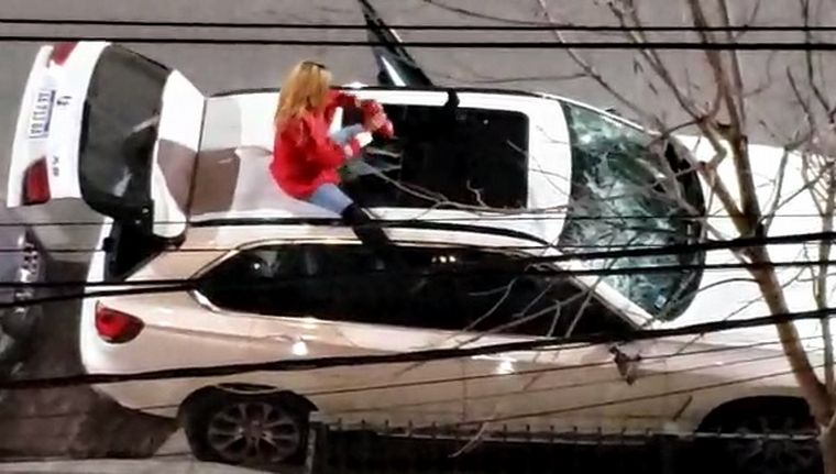 Santa Fe: una mujer destruyó una camioneta con un matafuegos