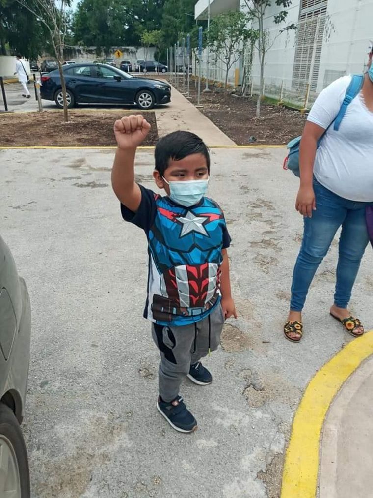 FOTO: Un niño de 6 años venció al cáncer y lo festejó a lo grande 