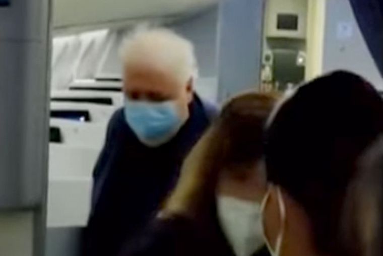 Ginés González regresó al país y fue increpado por pasajeros