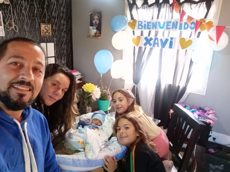 Patricio, su esposa Natalia, Xavi y sus hermanos el día que llegó a casa..
