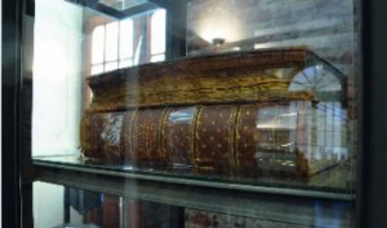 FOTO: Biblia de más de 400 años (Foto: museohistorico.unc.edu.ar)