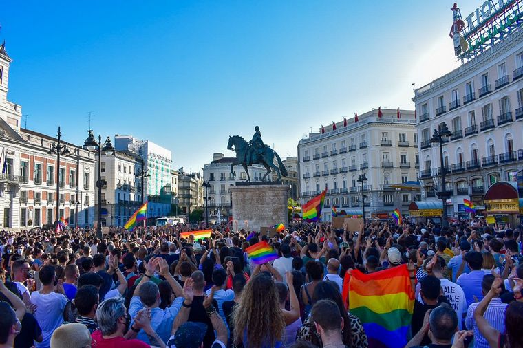 Conmoción en las calles españolas por el brutal asesinato de un joven gay.