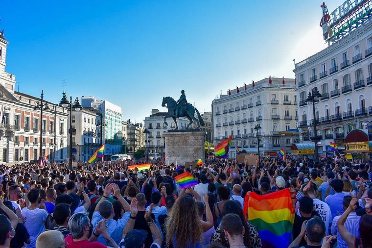 FOTO: Conmoción en las calles españolas por el brutal asesinato de un joven gay. 