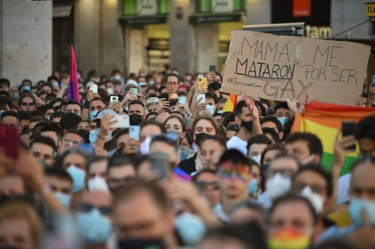 Conmoción en las calles españolas por el brutal asesinato de un joven gay.