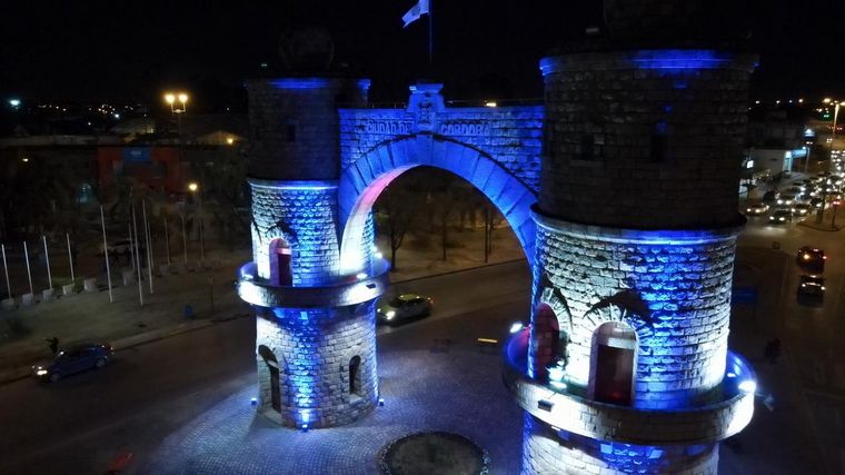 Iluminaron la Plazoleta del Fundador y el Arco de Córdoba por el 6 de julio.