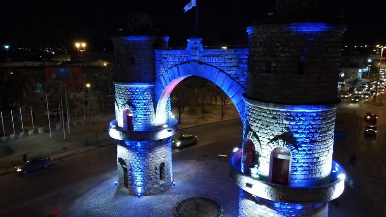 FOTO: Iluminaron la Plazoleta del Fundador y el Arco de Córdoba por el 6 de julio.