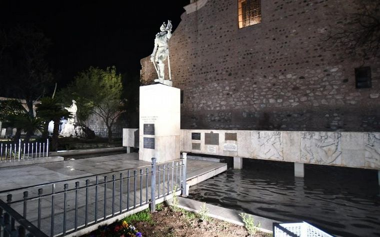 Iluminaron la Plazoleta del Fundador y el Arco de Córdoba por el 6 de julio.