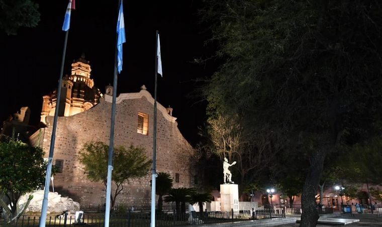 Iluminaron la Plazoleta del Fundador y el Arco de Córdoba por el 6 de julio.