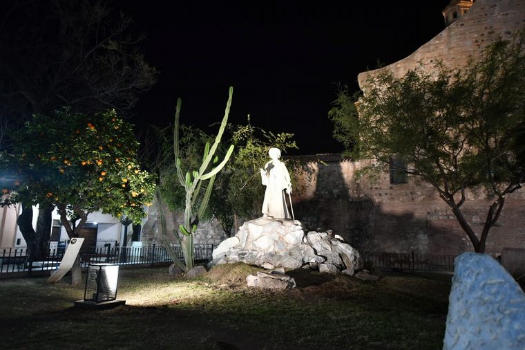 Iluminaron la Plazoleta del Fundador y el Arco de Córdoba por el 6 de julio.