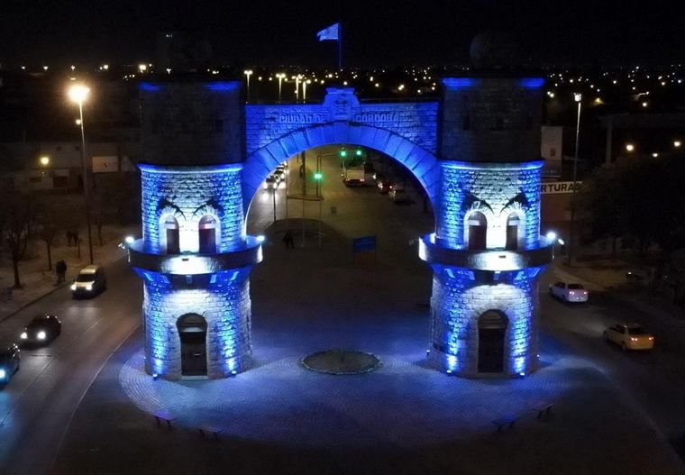 Iluminaron la Plazoleta del Fundador y el Arco de Córdoba por el 6 de julio.