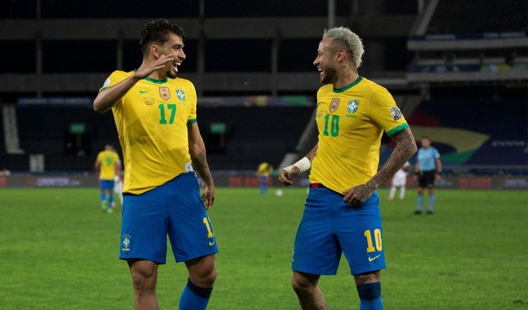 FOTO: Neymar se abraza con Paquetá, el autor del gol de la victoria del anfitrión. 