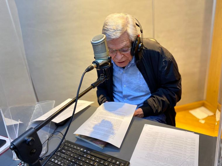 Rony Vargas en su cumpleaños, visita los estudios de Cadena 3.