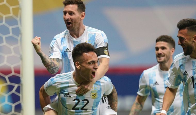 FOTO: Los jugadores albicelestes estallan de alegría tras la victoria ante Colombia. 