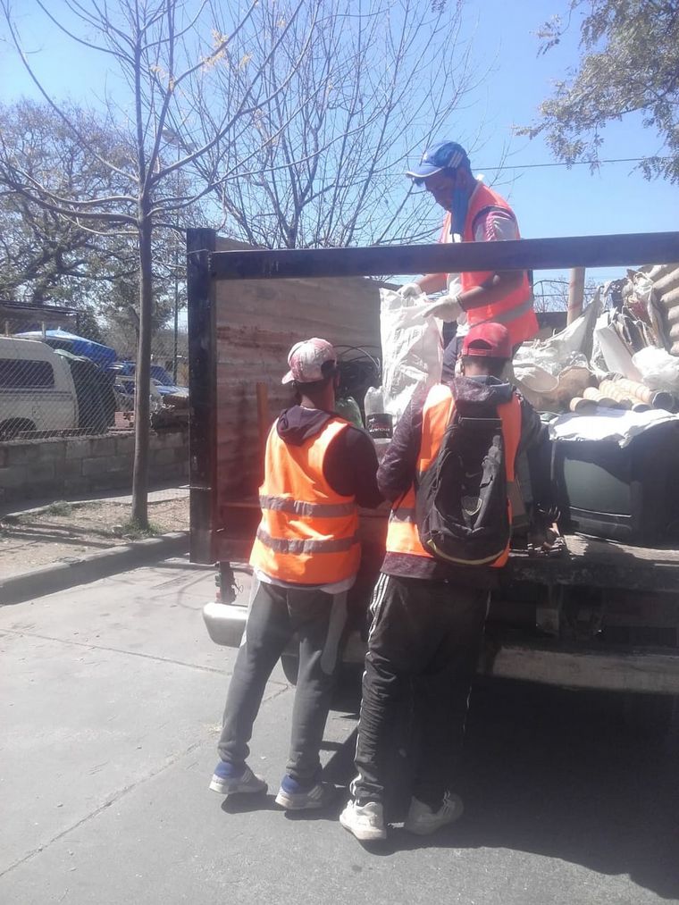 FOTO: Recolectan basura para hacer ladrillos ecológicos en Salta