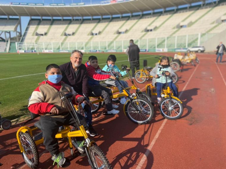 FOTO: La Fundación Jean Maggi entregó bicicletas adaptadas en el Kempes