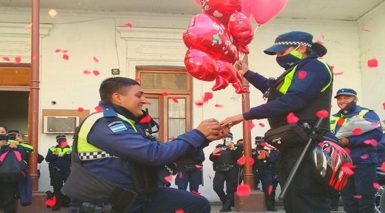 Policía le pidió matrimonio a su compañera frente a otros agentes en Tucumán.