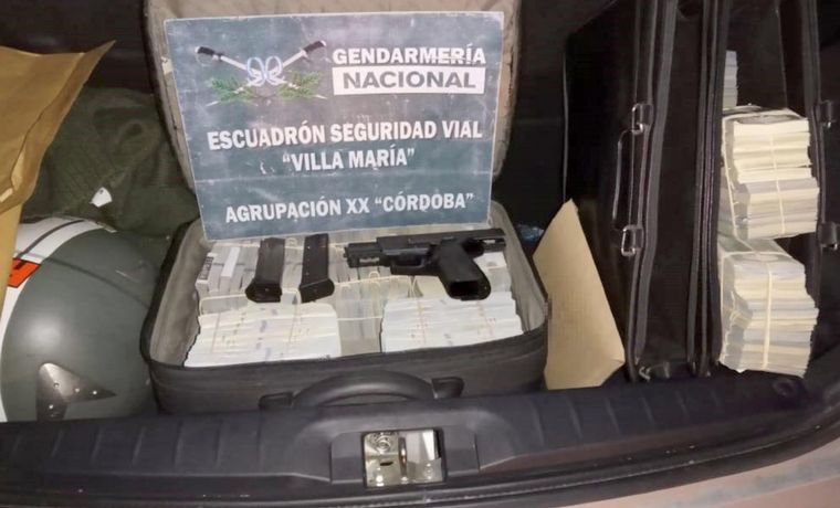 AUDIO: Iban a Capital Federal con un millón de dólares en el baúl