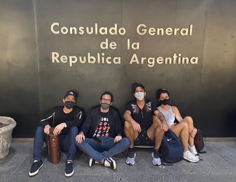 FOTO: Argentinos en Río de Janeiro esperan para conseguir entradas