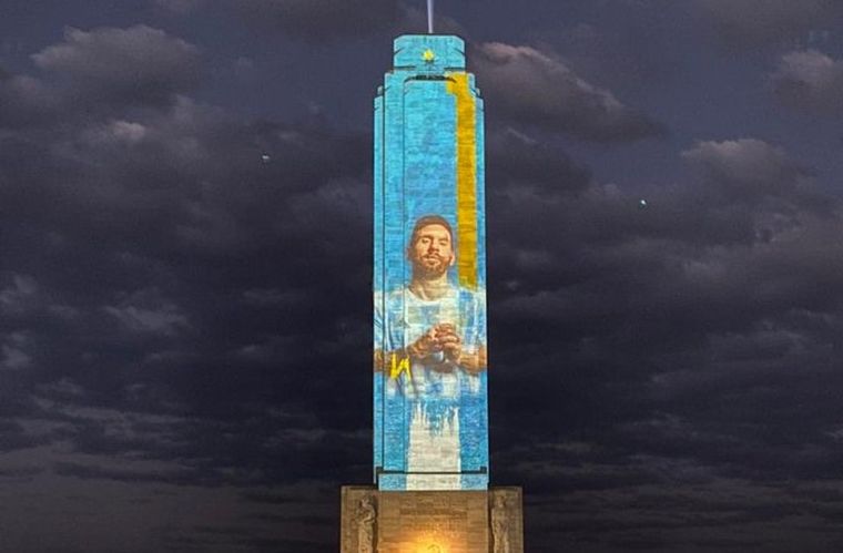 El Monumento a la Bandera se vistió de Messi.