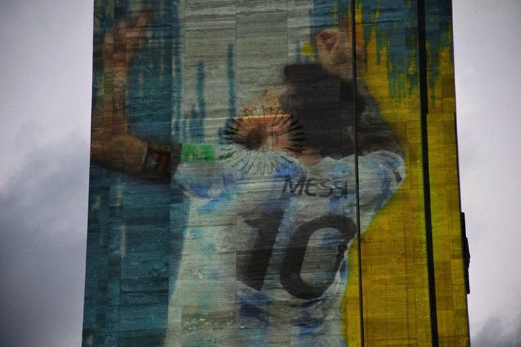 El Monumento a la Bandera se vistió de celeste y blanco.