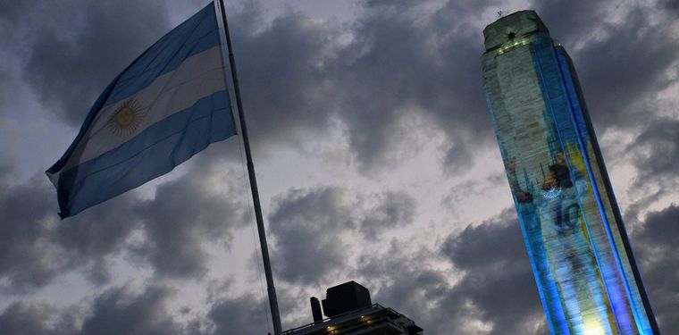 El Monumento a la Bandera se vistió de Messi (Foto: Juan José García).