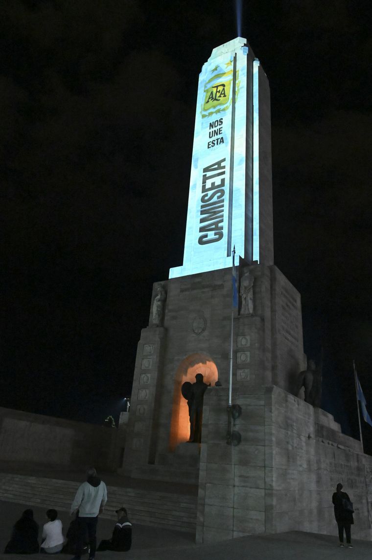 El Monumento a la Bandera se vistió de celeste y blanco.