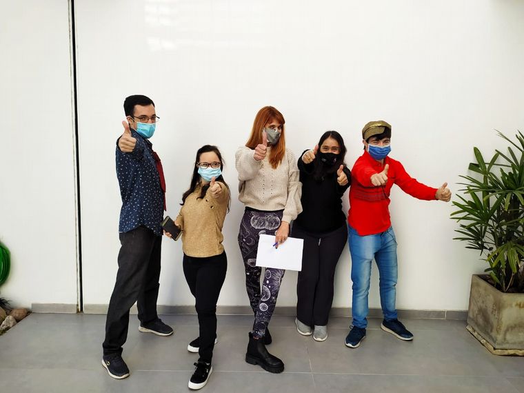 Flavia Irós y el elenco de Desafiarte