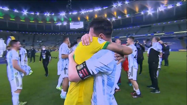 FOTO: Más que rivales, amigos: Messi y Neymar a pura risa tras el partido
