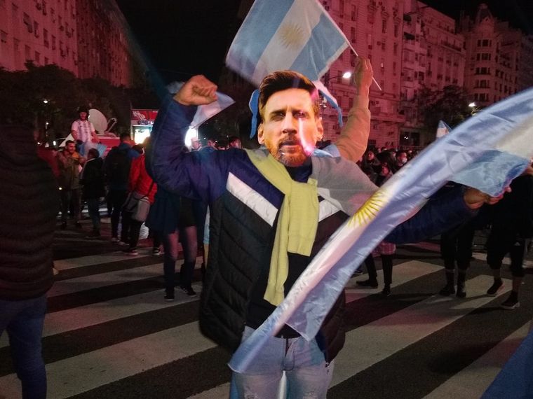 FOTO: Argentina Campeón de América: argentinos festejan en el Obelisco.