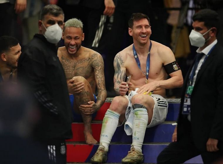 FOTO: Más que rivales, amigos: Messi y Neymar a pura risa tras el partido