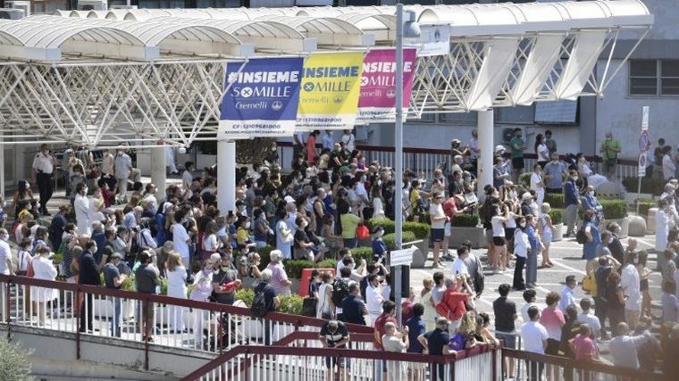 Francisco brindó el Ángelus desde el balcón del Hospital Gemelli.