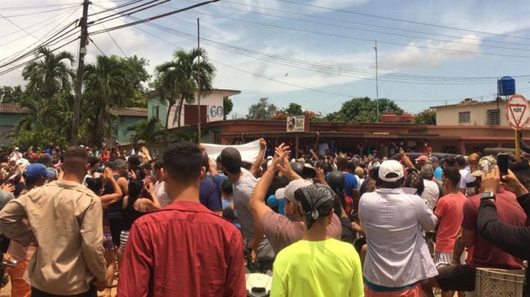 Miles de cubanos entonaron consignas en contra del gobierno.