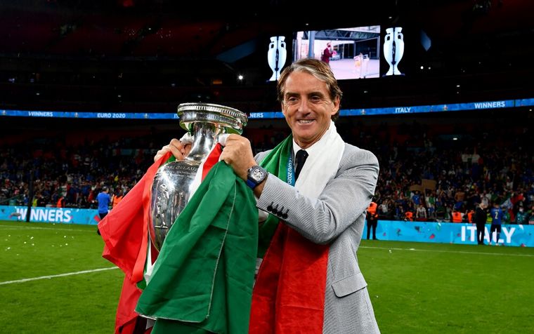 Roberto Mancini con el trofeo de campeón.