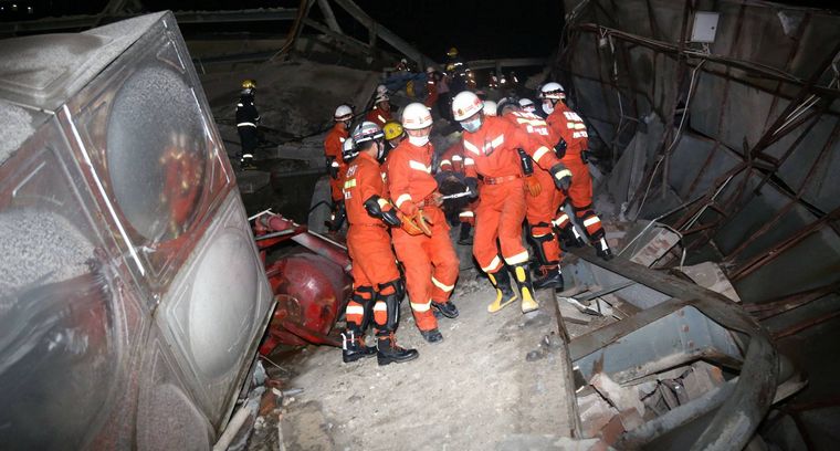 FOTO: Se derrumbó un hotel en China: un muerto y 10 desaparecidos