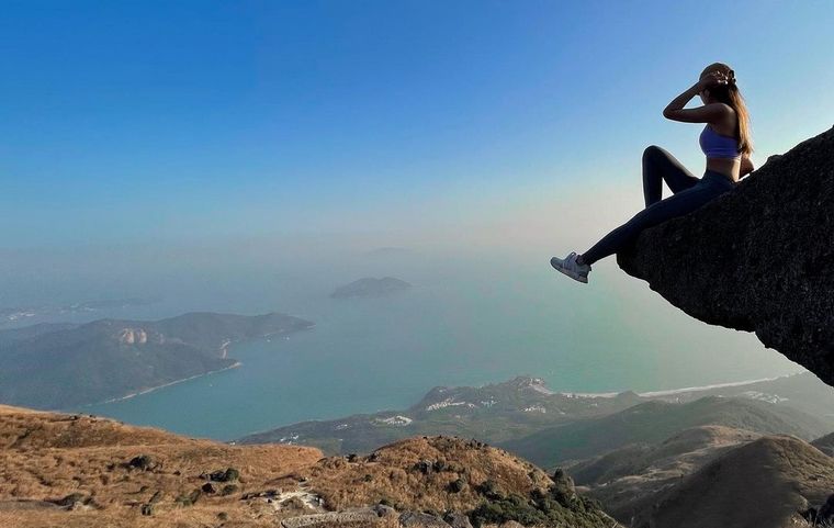 Murió al querer sacarse una selfie en un acantilado