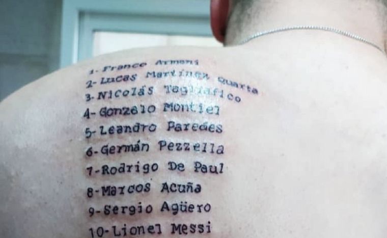 Un cordobés se tatuó al equipo de la Selección en su espalda