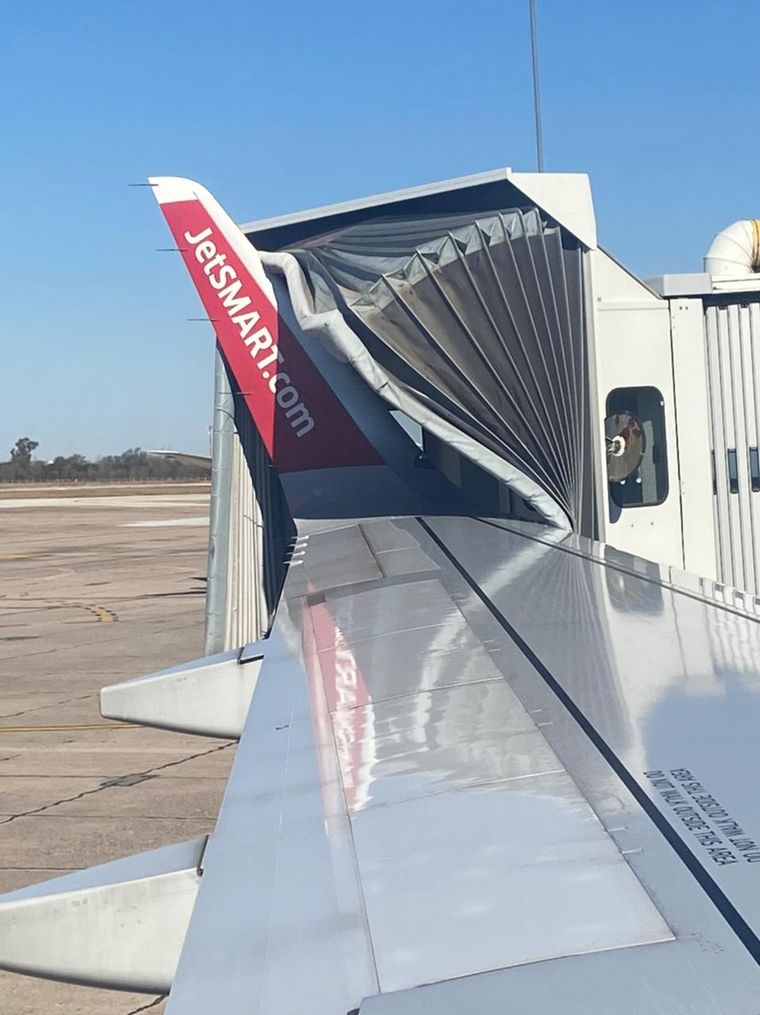FOTO: Un avión chocó con la pasarela en el aeropuerto de Córdoba