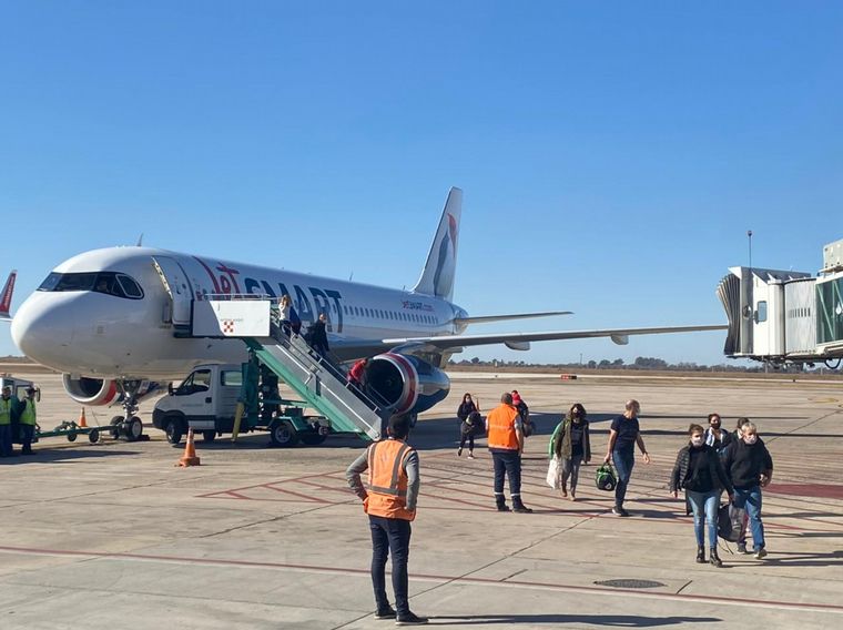 Un avión chocó con la pasarela en el aeropuerto de Córdoba