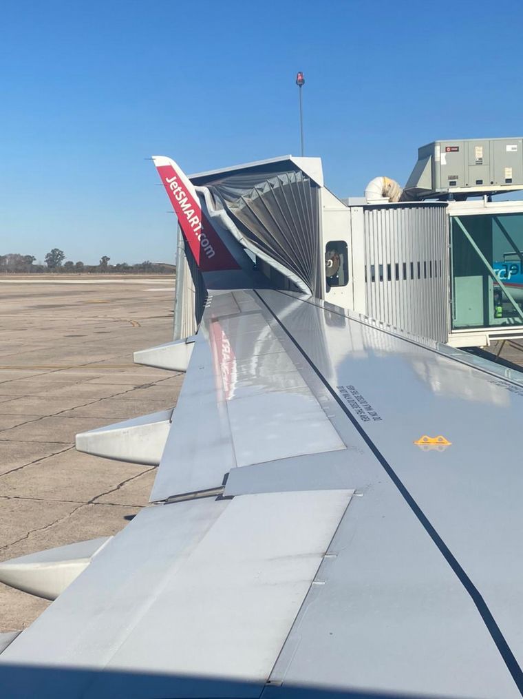 Un avión chocó con la pasarela en el aeropuerto de Córdoba