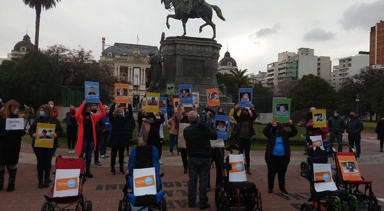 Padres de VacunaMe reclamando por vacunas