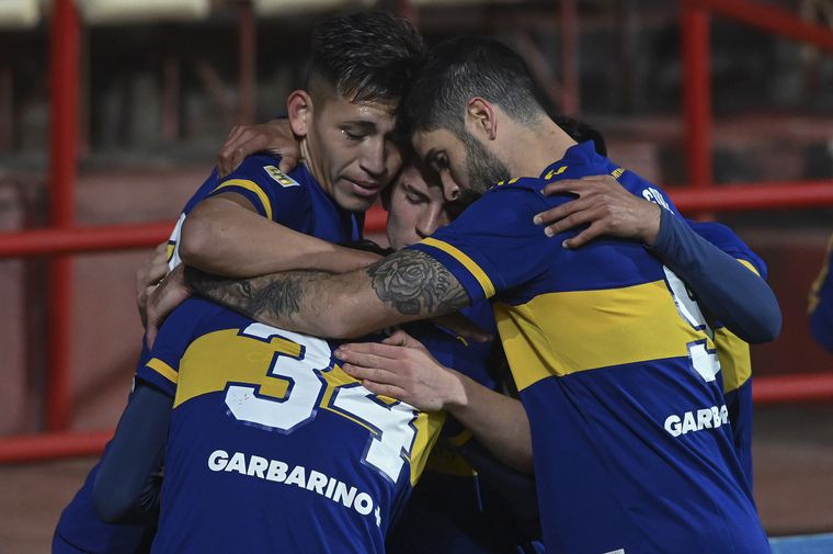 Los jugadores de Boca abrazan a Obando, autor del primer gol.