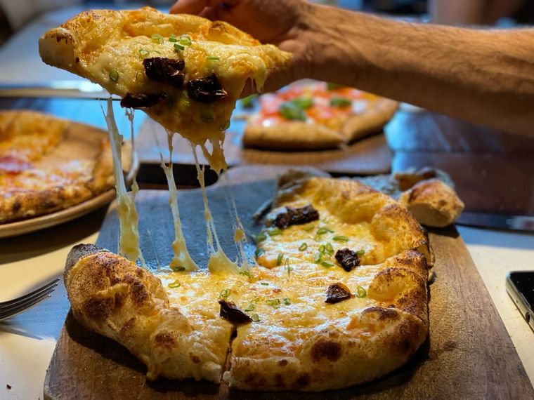 FOTO: El Taller, una pizza bien italiana en Villa General Belgrano