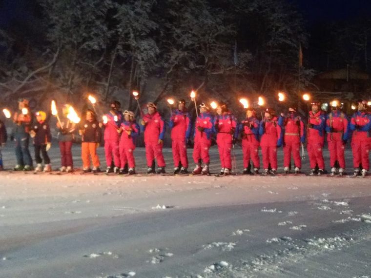 Ushuaia vivió la clásica bajada con antorchas en Cerro Castor
