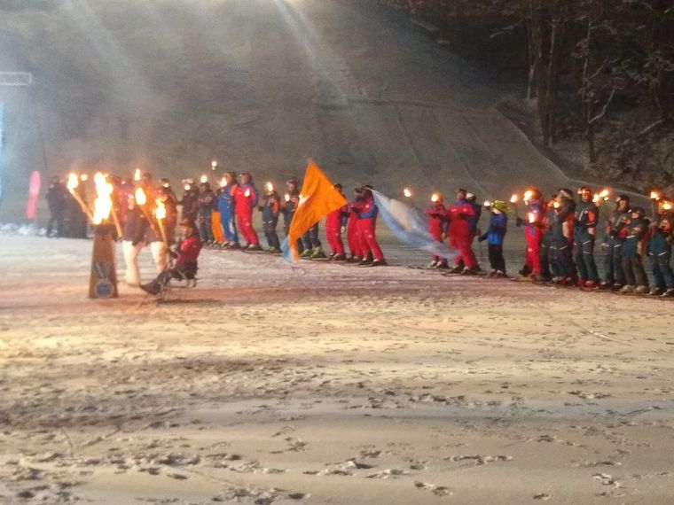 Ushuaia vivió la clásica bajada con antorchas en Cerro Castor