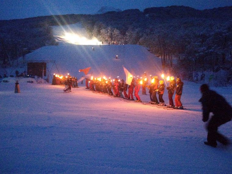 Ushuaia vivió la clásica bajada con antorchas en Cerro Castor