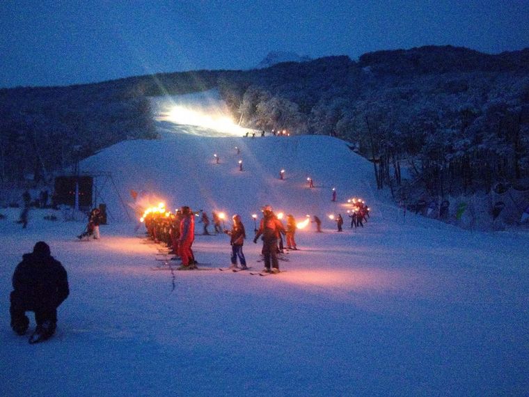 Ushuaia vivió la clásica bajada con antorchas en Cerro Castor
