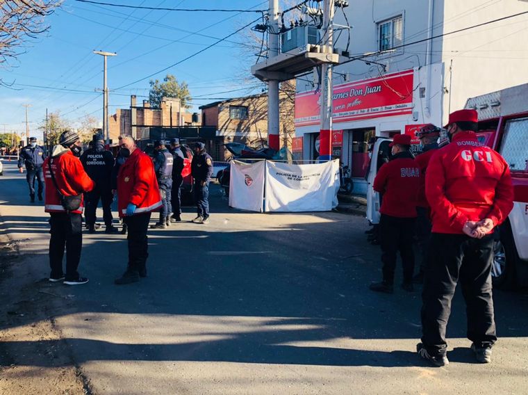 Dos mujeres murieron tras el choque de un auto contra un poste en Córdoba.