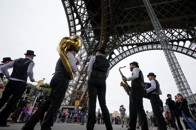 FOTO: La torre Eiffel reabrió al público tras ocho meses cerrada (AP Photo/Michel Euler)