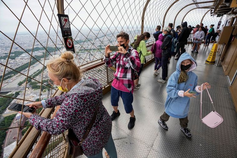 FOTO: La torre Eiffel reabrió al público tras ocho meses cerrada (AP Photo/Michel Euler)